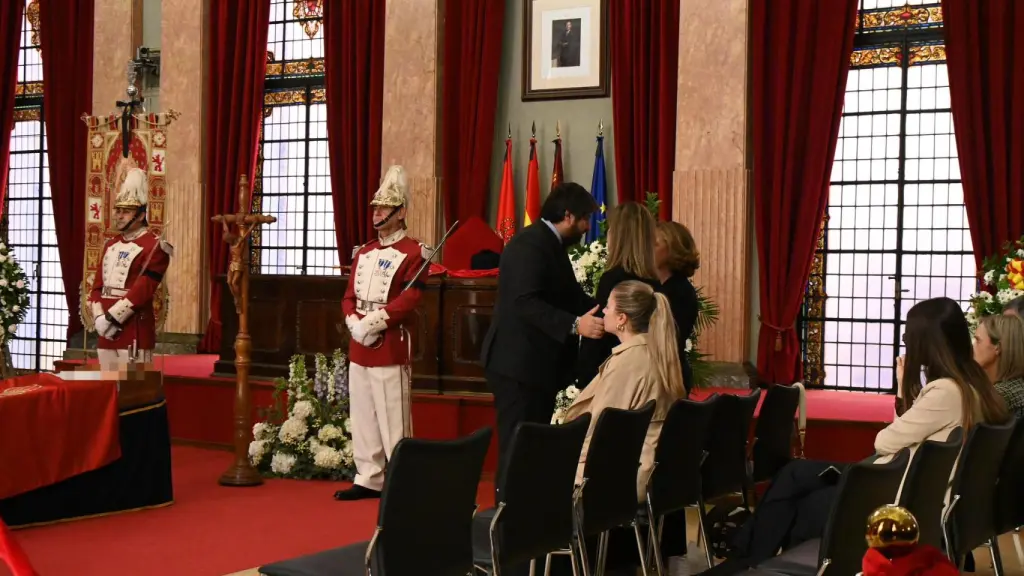 El jefe del Ejecutivo autonómico, este lunes, en la capilla ardiente que se ha instalado en el salón de plenos del Ayuntamiento de Murcia.