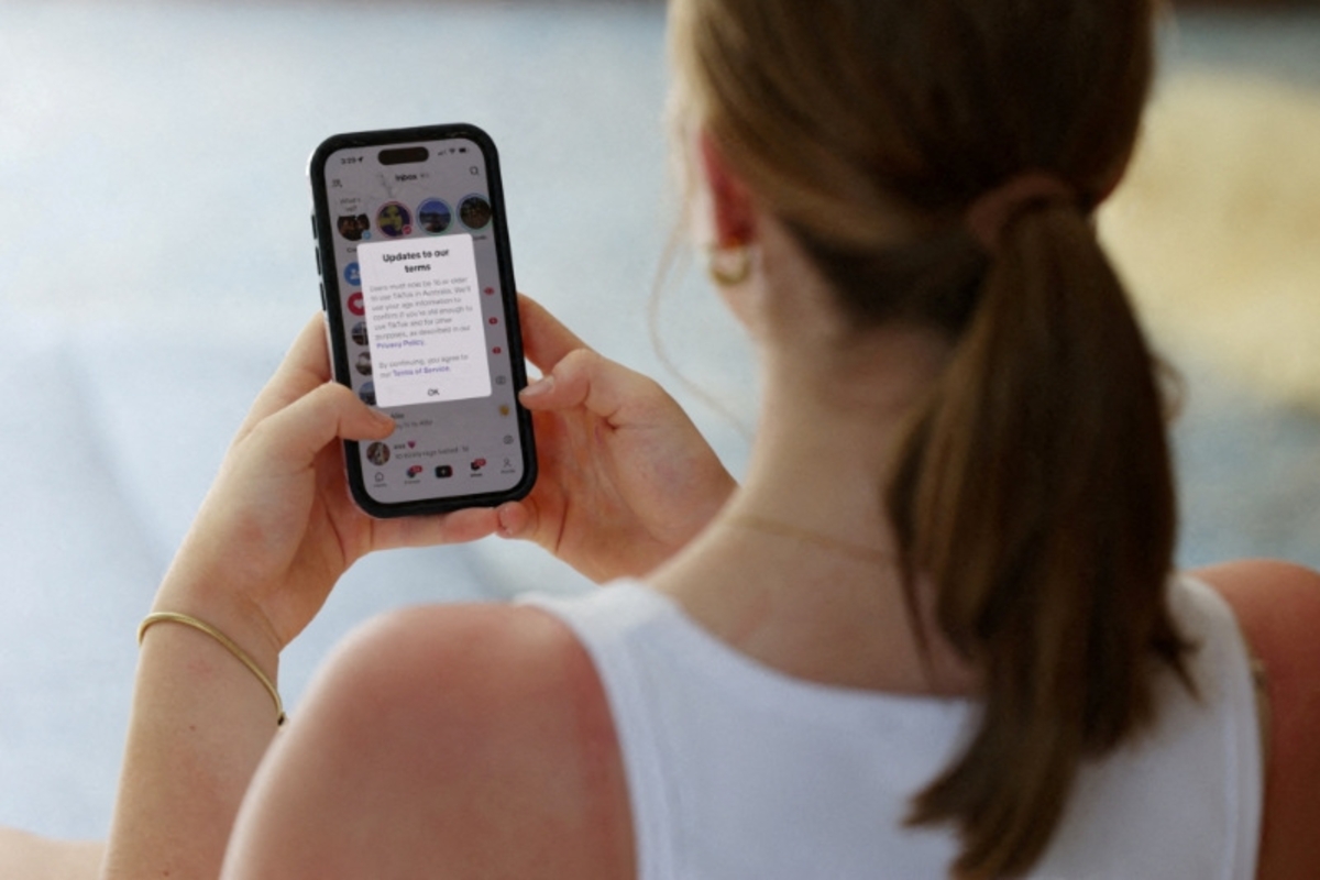 Una adolescente muestra sus 'likes' en Instagram. (Reuters)