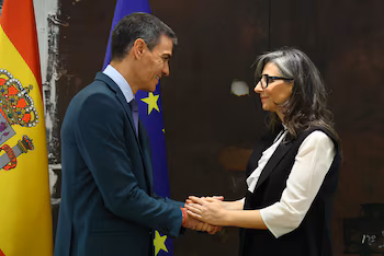 El presidente del Gobieno, Pedro Sánchez, entrega la Orden del Mérito Civil a la relatora de la ONU para Palestina, Francesca Albanese, en La Moncloa. / Moncloa