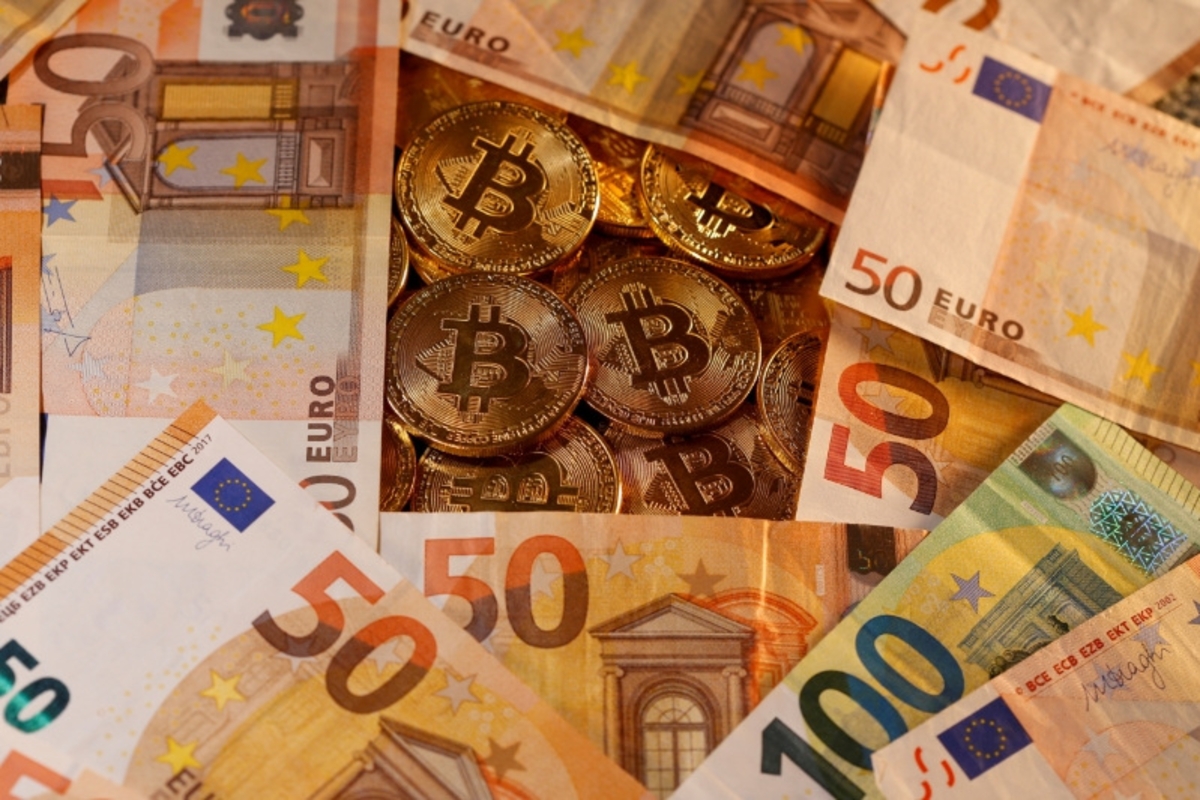 Representaciones de la moneda virtual Bitcoin y billetes de euro. (Dado Ruvic/Reuters)