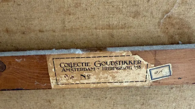 En la parte trasera del marco del "Retrato de una joven" hay una pegatina marrón desgastada en la que se lee "Collectie Goudstikker" y que está parcialmente rasgada por los bordes.