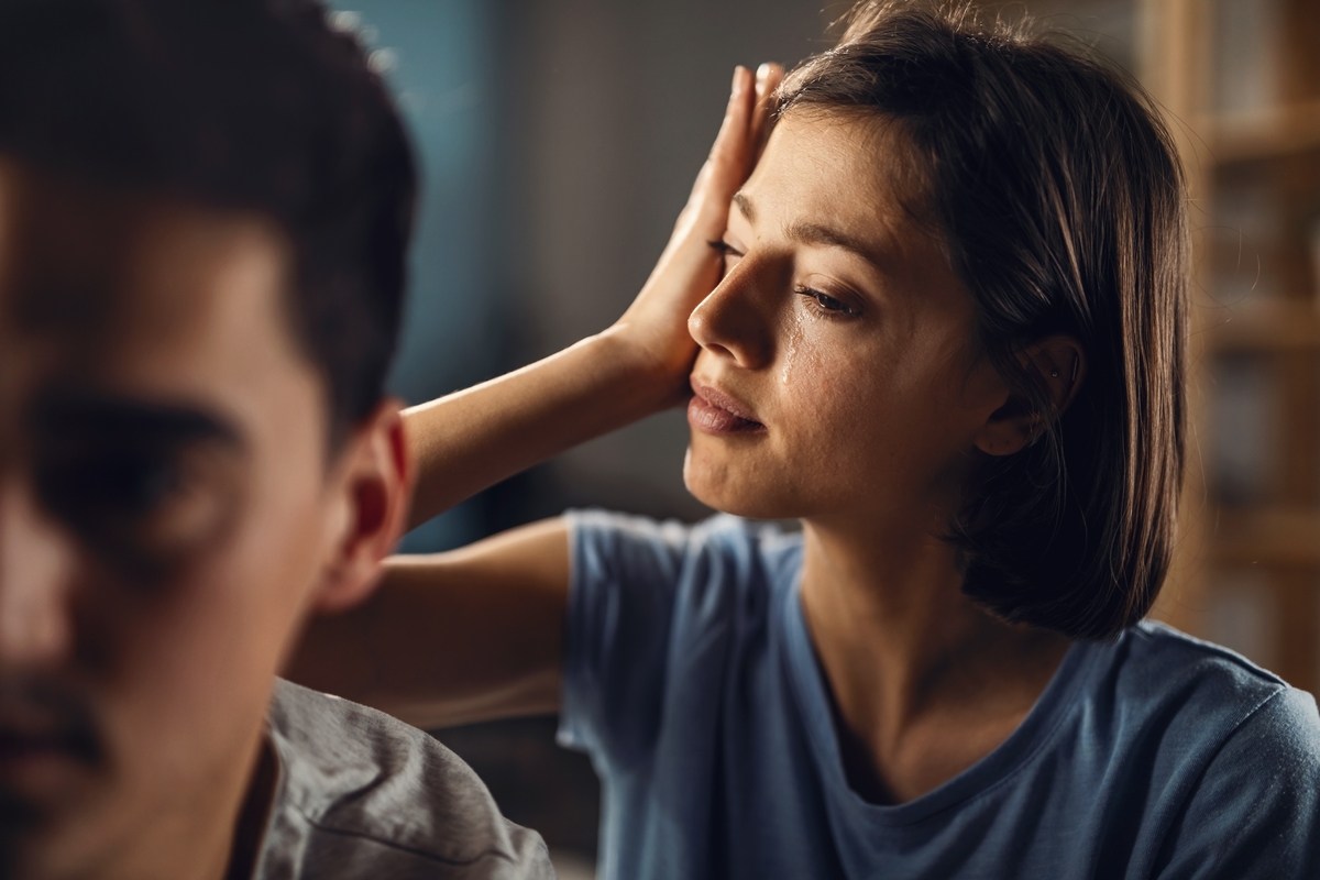 Una mujer llora durante una discusión con su pareja (Freepik)