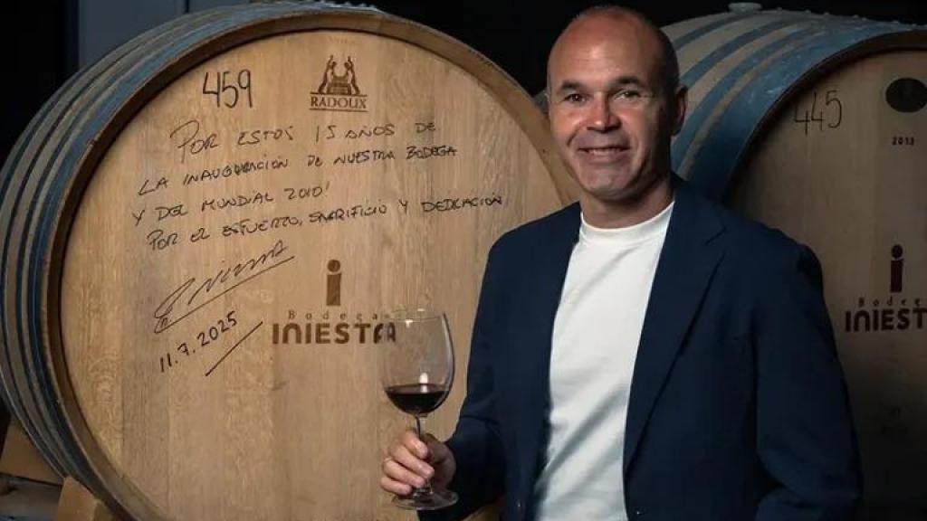 Andrés Iniesta en su bodega de vinos