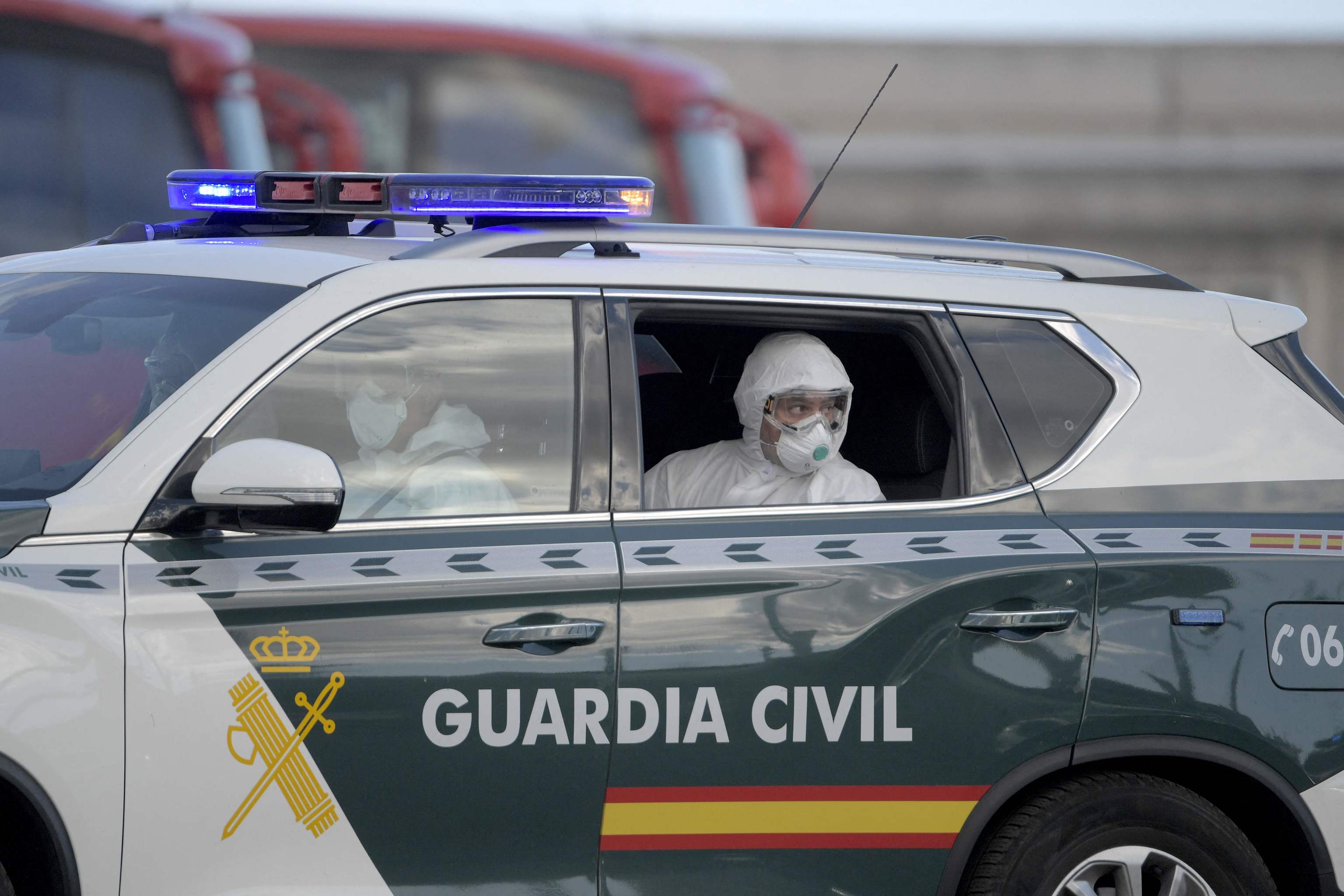 Personas con trajes de protección dentro de un vehículo de la Guardia Civil, durante el desembarco de pasajeros del Hondius en Tenerife.