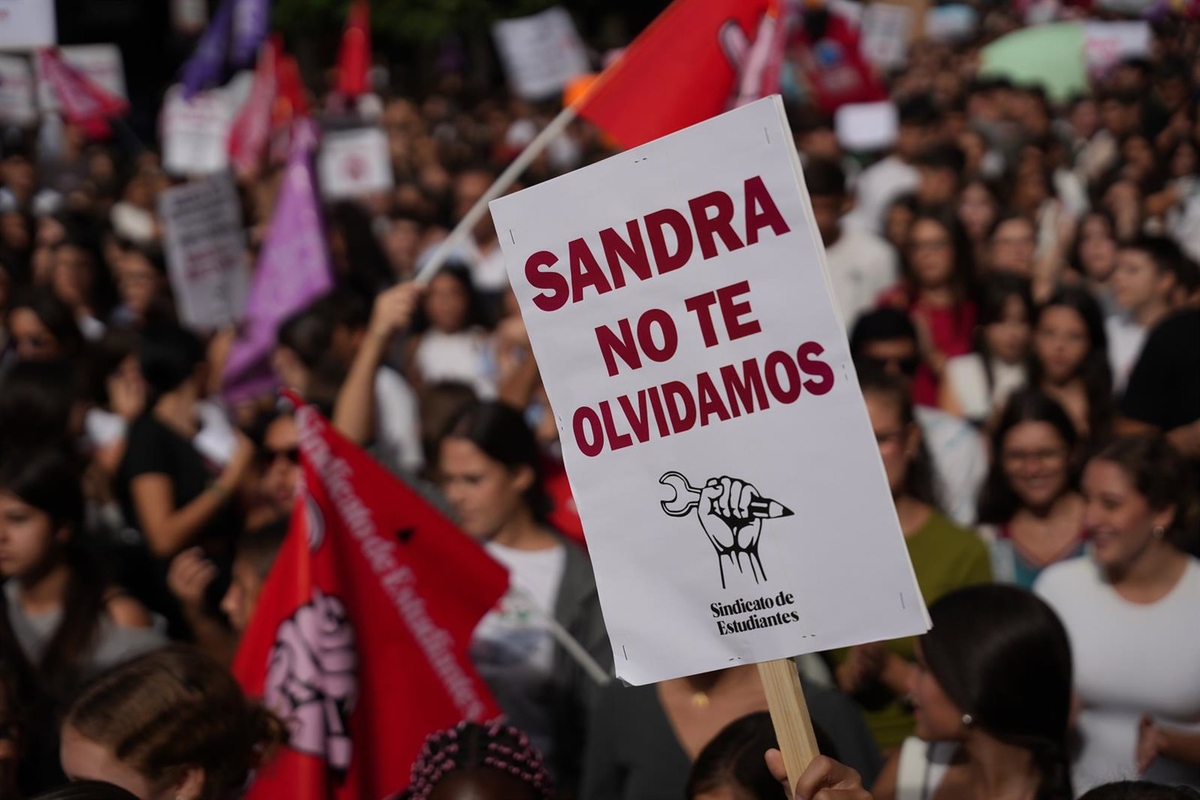 Pancartas contra el acoso escolar en la huelga general estudiantil en solidaridad con Sandra Peña y su familia y contra el bullying y los discursos de odio, a 28 de octubre de 2025. (María José López/Europa Press)