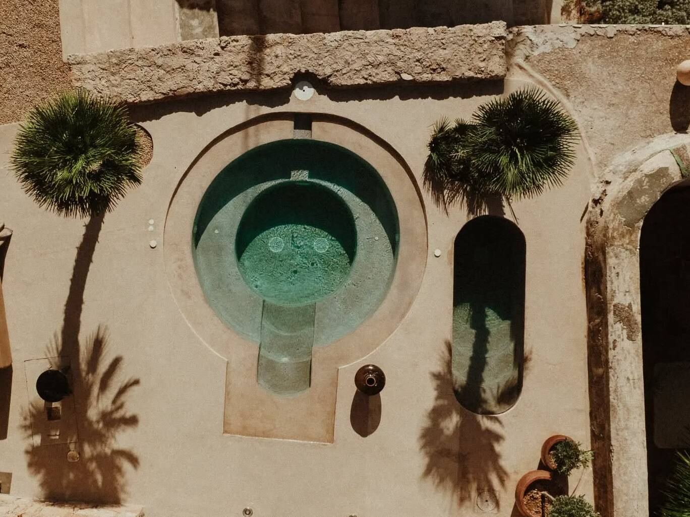 Foto: La piscina circular de agua salada es otro de los grandes atractivos de este alojamiento de Santa Cruz de Tenerife. (Facebook)