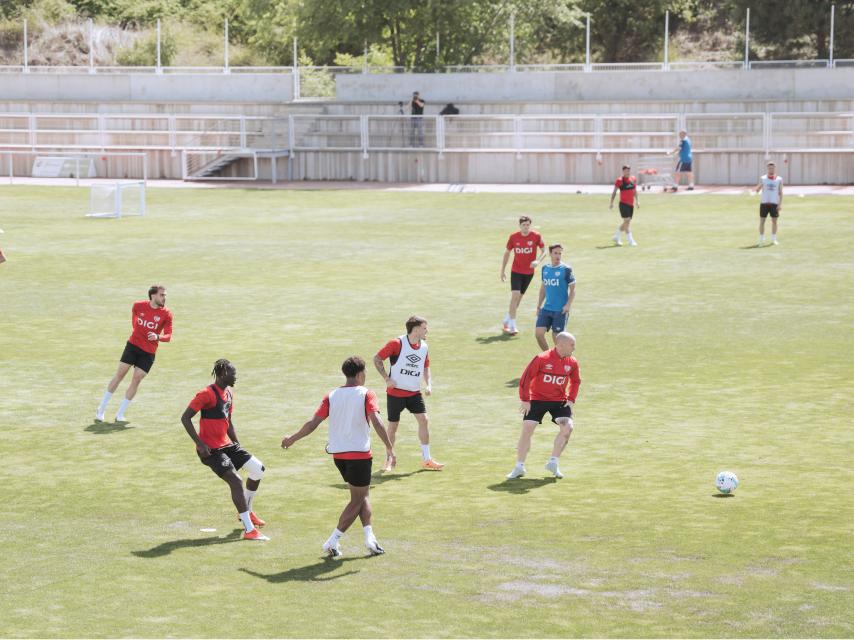 Los futbolistas del Rayo Vallecano, durante el entrenamiento en la jornada de puertas abiertas a los medios.