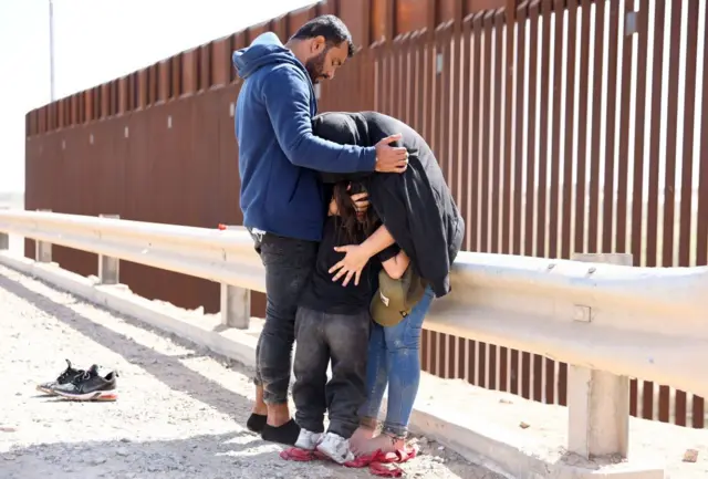 Colombianos en la frontera entre EE.UU. y México.