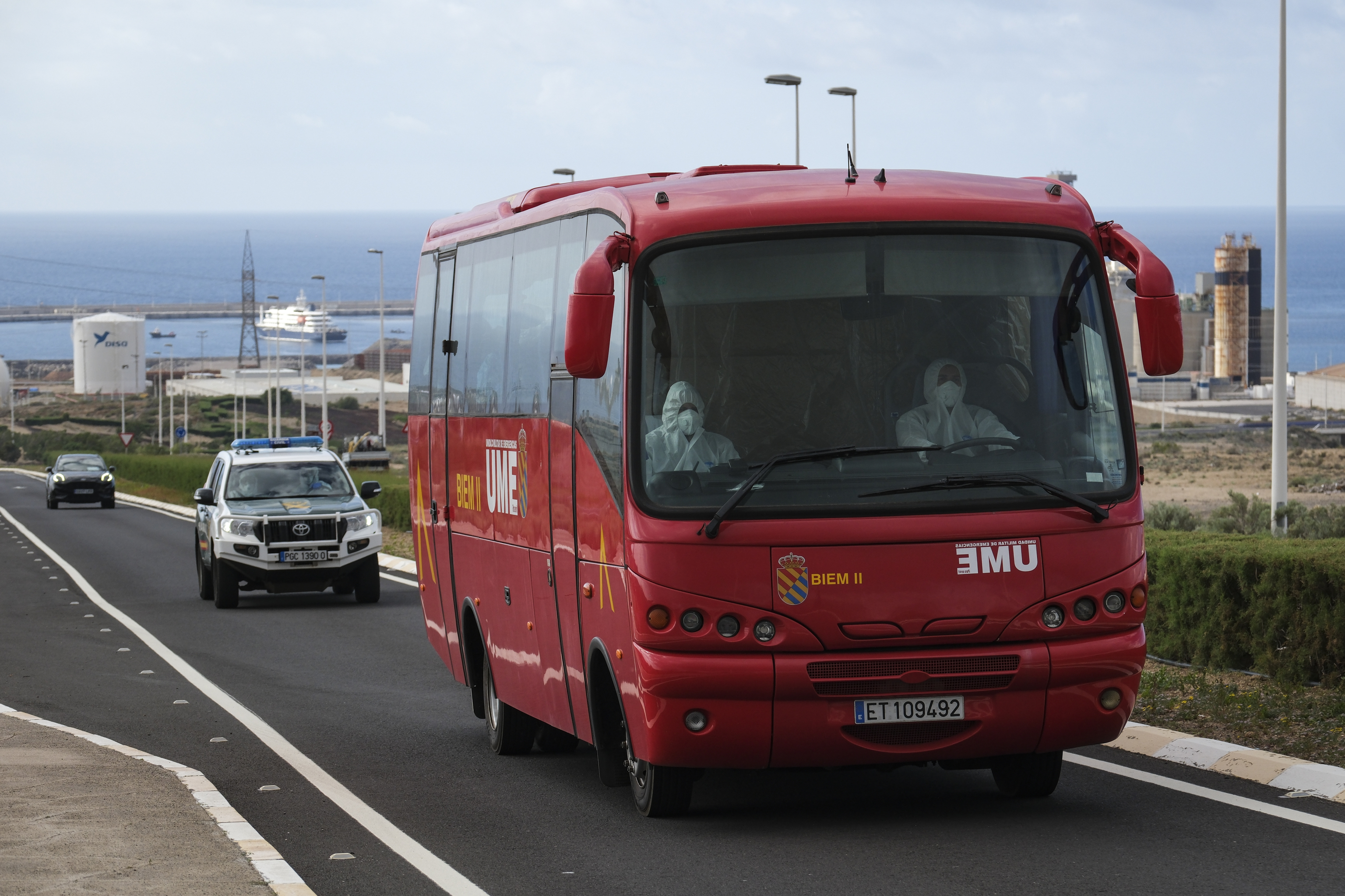 El autobús de la Unidad Militar de Emergencia (UME) sale del puerto de Granadilla rumbo al aeropuerto de Tenerife Sur escoltado por la Guardia Civil