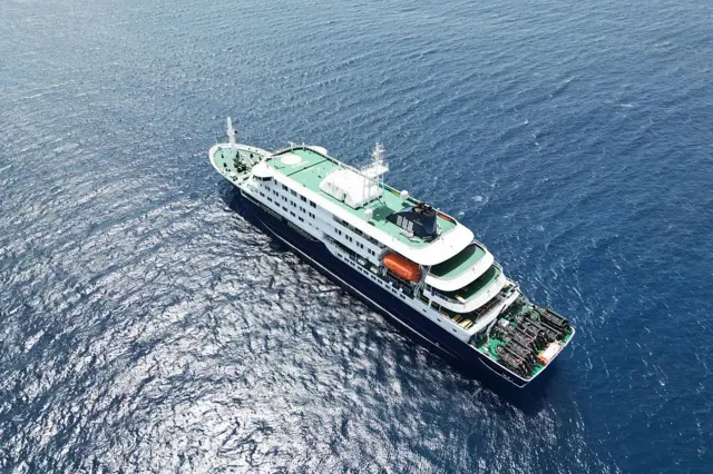 Crucero en el medio del mar