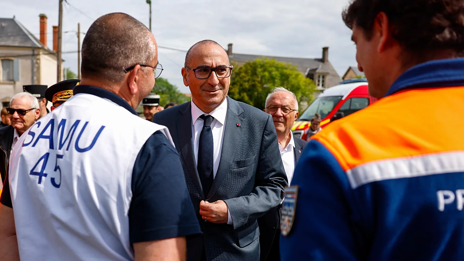 Laurent Nuñez greets members of the civil protection service in Cornusse, on 3 May 2026.