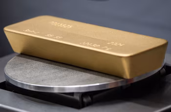 El oro es una inversión segura a largo plazo y su valor generalmente se mueve contrario a los mercados bursátiles (REUTERS/Alexander Manzyuk)