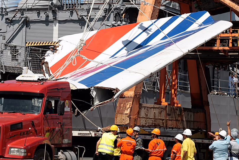 Workers unloading debris belonging to Air France flight AF447 from the Brazilian Navy's Constitution Frigate in the port of Recife, 14 June, 2009 
