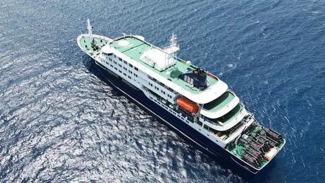 Esta fotografía aérea muestra una vista general del crucero MV Hondius anclado frente al puerto de Praia, la capital de Cabo Verde, el 4 de mayo de 2026.