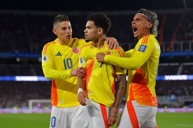 James Rodríguez, Luis Díaz y Richard Ríos celebran un gol