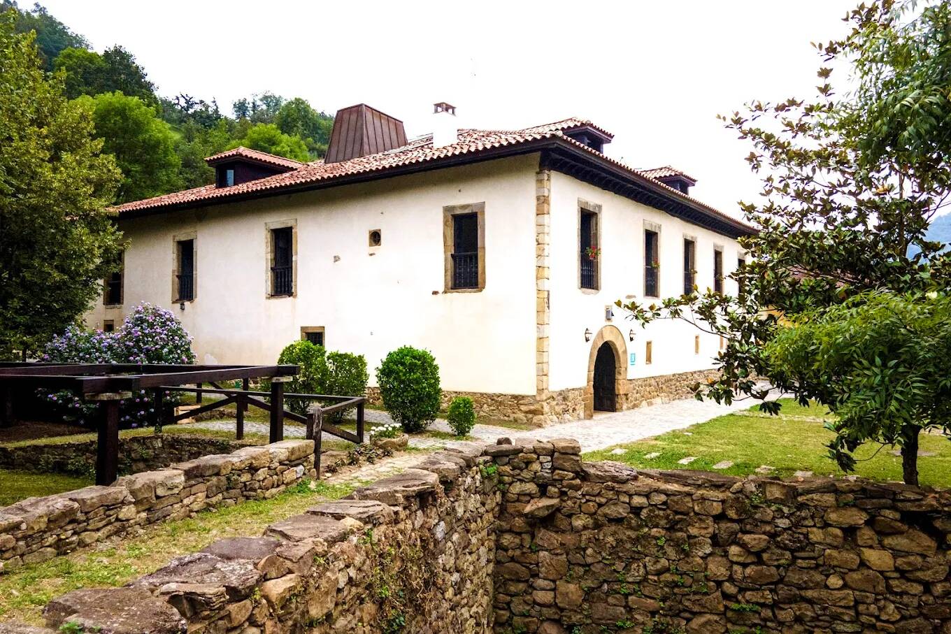 Foto: Una casona señorial rehabilitada, hoy convertida en un hotel 'boutique' rodeado de naturaleza y calma en plena Asturias. (Google)