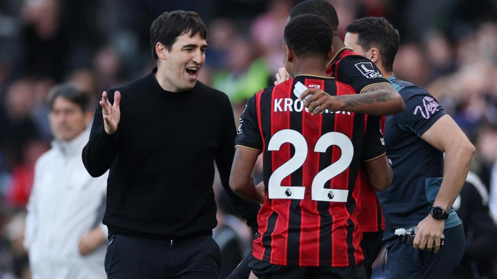 Iraola celebra junto a sus jugadores una victoria con el Bournemouth.