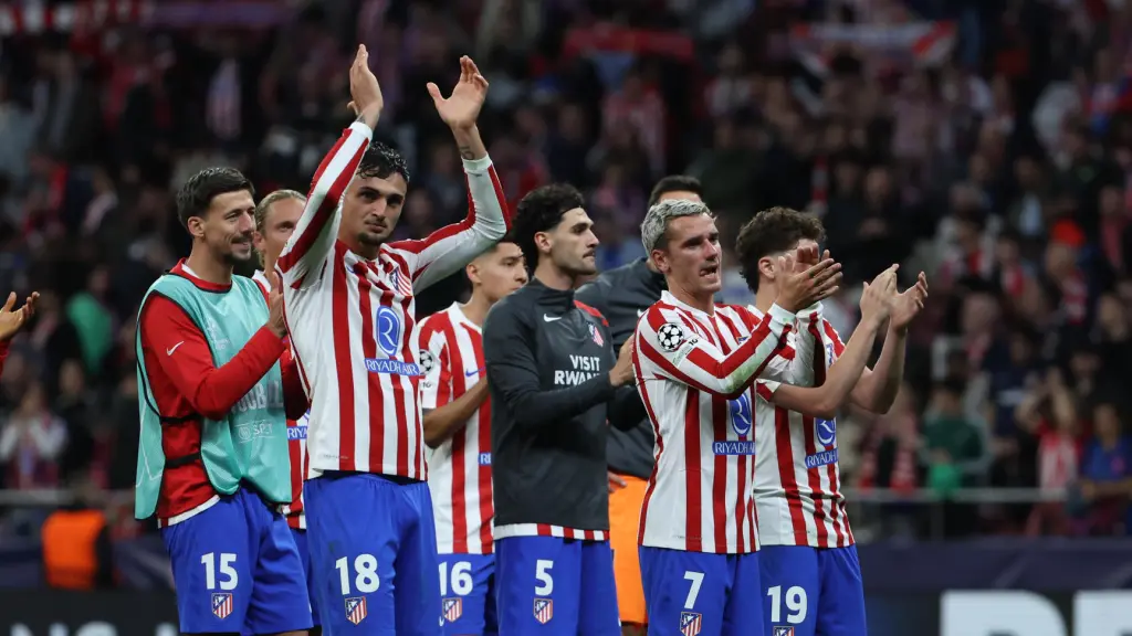 Los jugadores del Atlético de Madrid aplauden a su afición tras el empate ante el Arsenal.