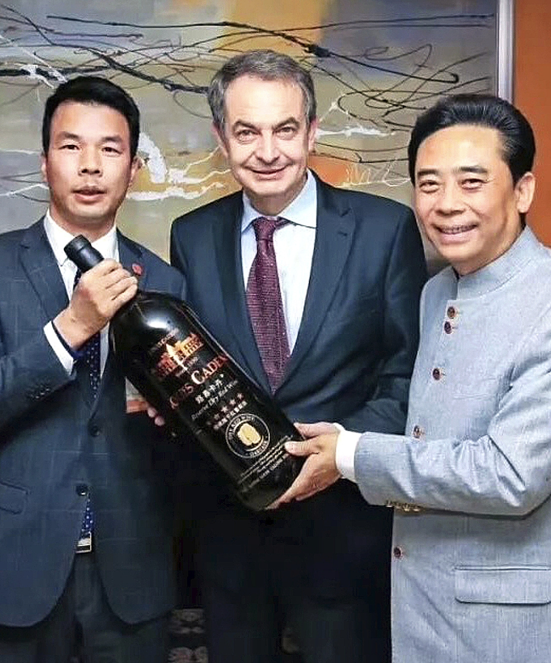 Miembros de la junta directiva de Tianjiu Group con el ex presidente Rodríguez Zapatero, en 2018.