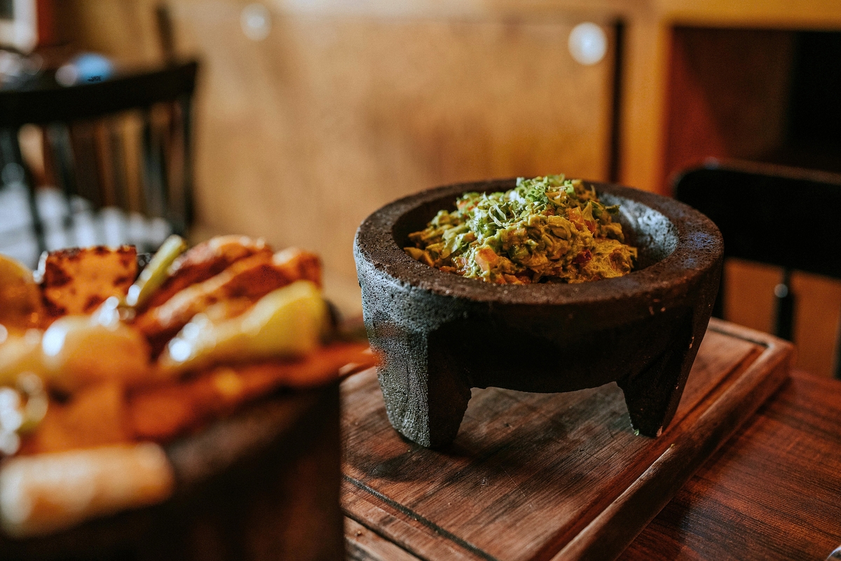 Guacamole preparado en molcajete (Pexels)