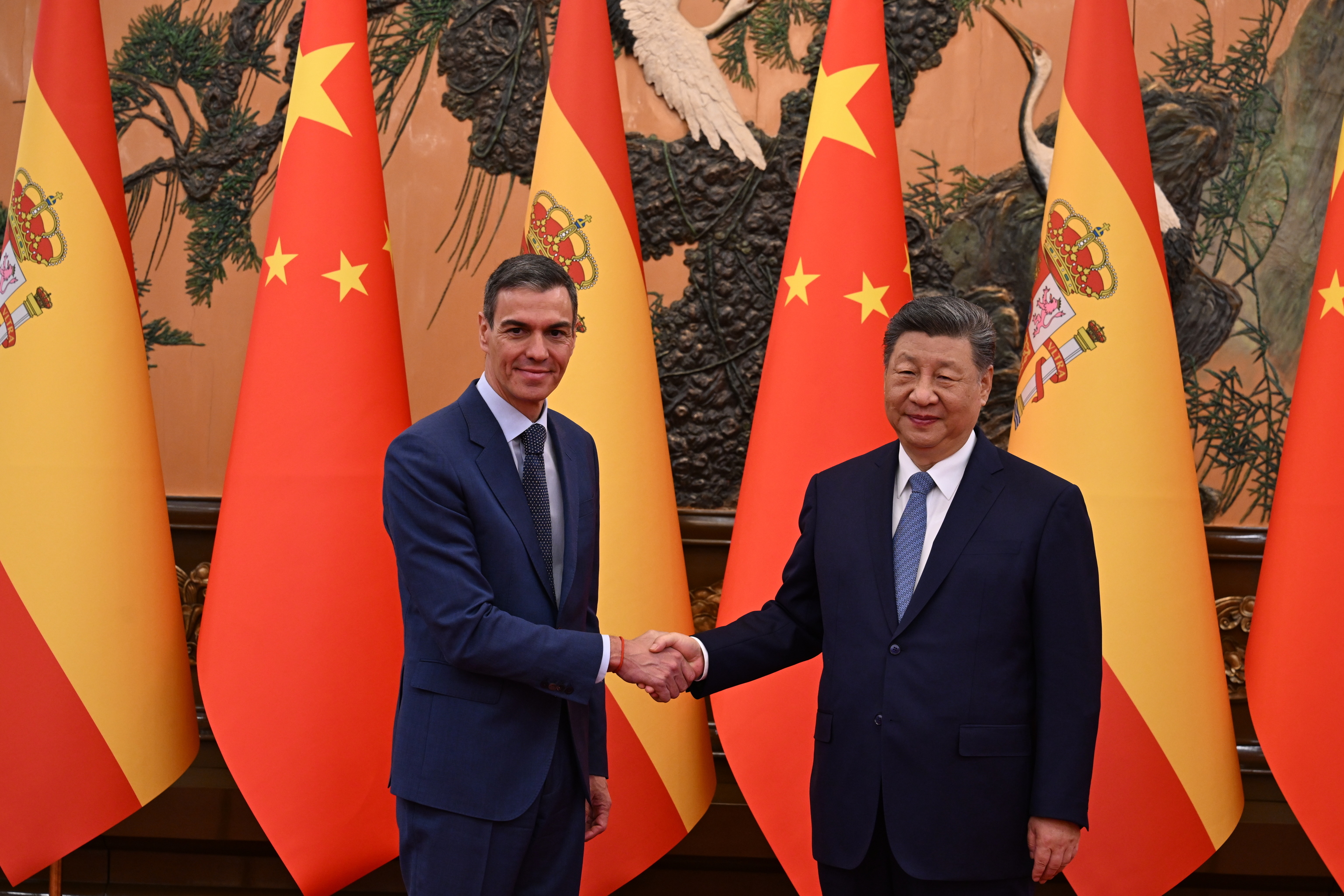 El presidente, Pedro Sánchez, saluda al líder chino, Xi Jinping, en su reciente viaje al país.