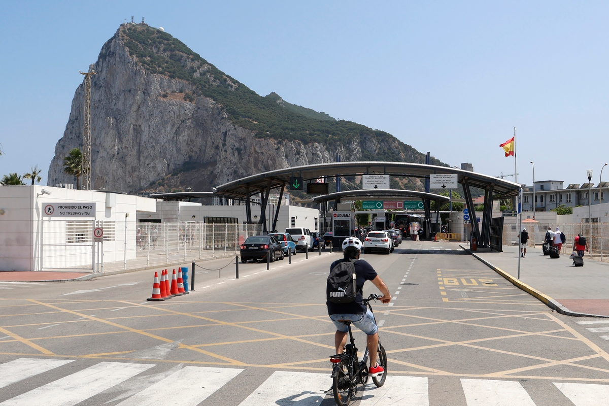Vista del paso fronterizo entre Gibraltar y España. EFE/A. Carrasco Ragel