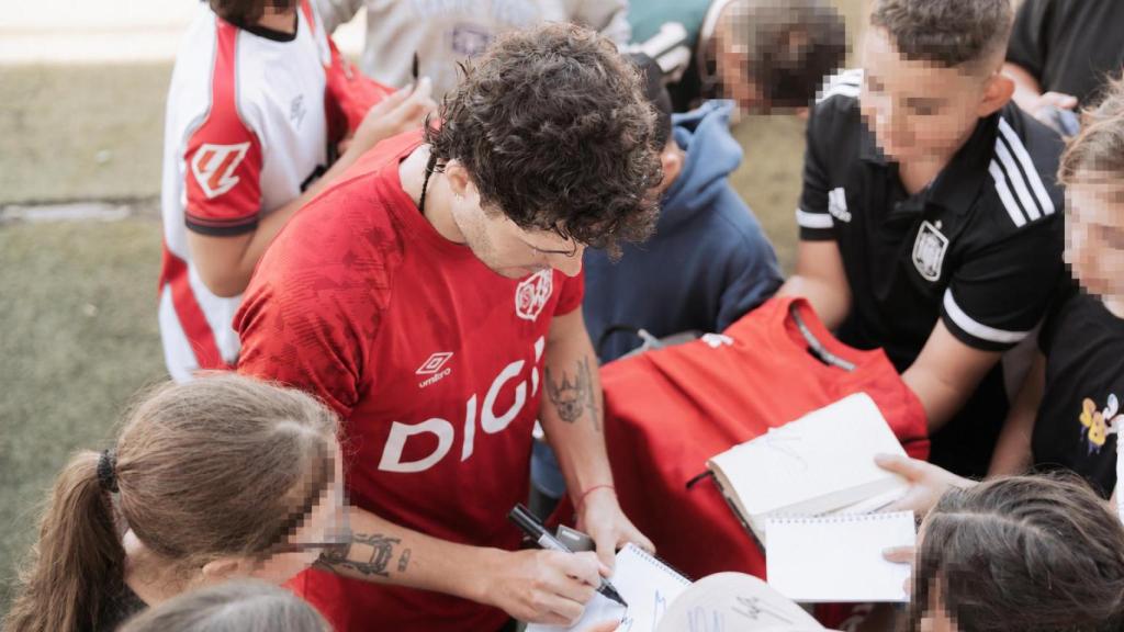 Sergio Camello atendiendo a un grupo de niños, captado por EL ESPAÑOL.