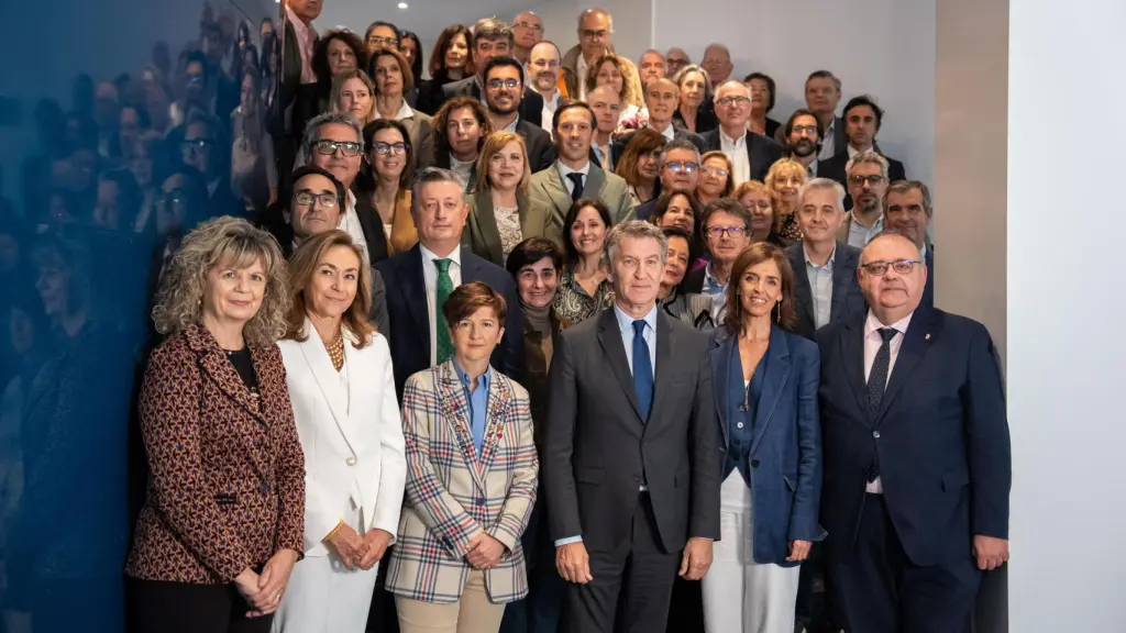 El presidente del PP; Alberto Núñez Feijóo, junto a los más de 50 especialistas en salud mental reunidos en la sede del PP.