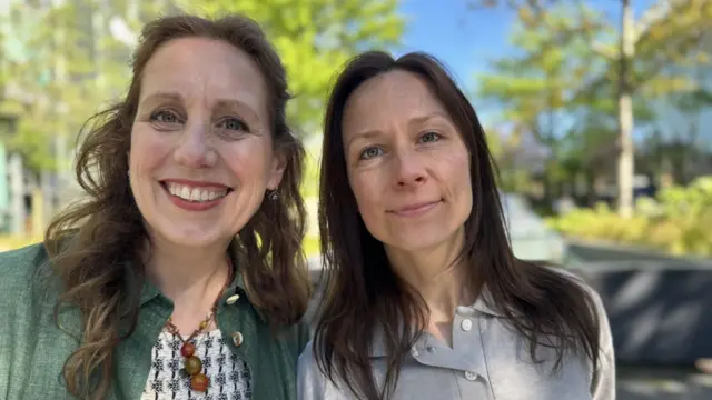 Las políticas locales Anneke Veenhoff y Anke Bakker posan sonrientes con un fondo difuminado en el que se adivinan árboles