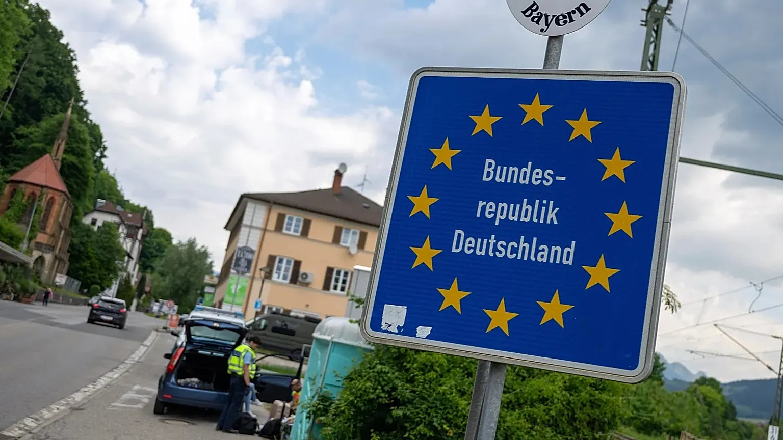 German police officers carry out checks at the border crossing coming from Austria near Kiefersfelden, 15 May, 2025