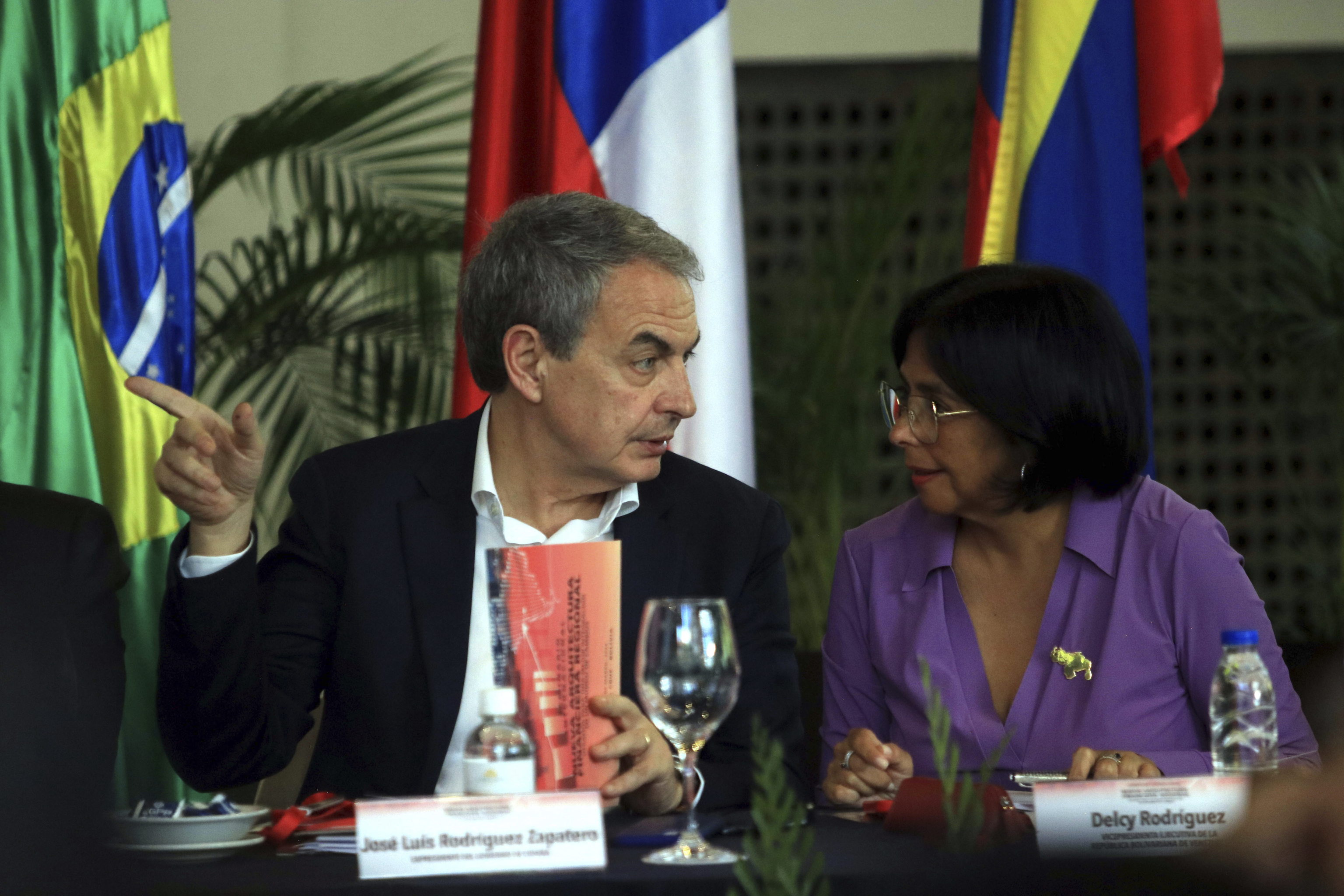 El expresidente de España, José Luis Rodríguez Zapatero junto a la vicepresidenta de Venezuela, Delcy Rodríguez.