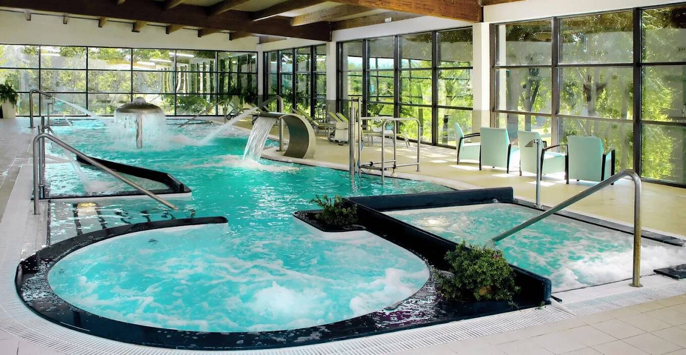 Foto: El spa de este palacio reformado en Gijón destaca por su diseño moderno y su ubicación junto a un campo de golf. (Google)