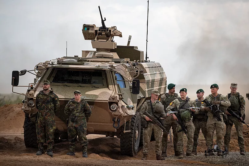 Soldados de la Bundeswehr alemana junto a un vehículo blindado militar durante un ejercicio conjunto Alemania-Lituania cerca de Vilna, 29 mayo 2024