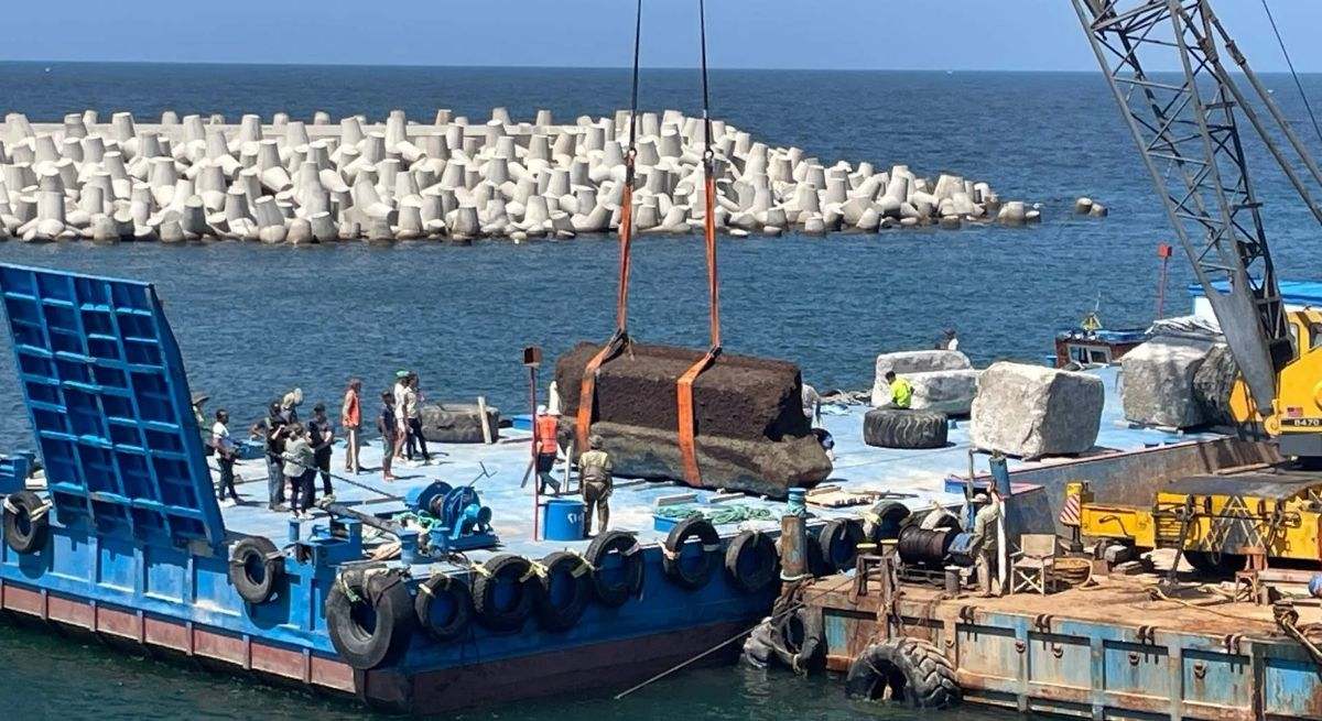 Arqueólogos recuperan del fondo del mar Mediterráneo restos de una de las siete maravillas del mundo