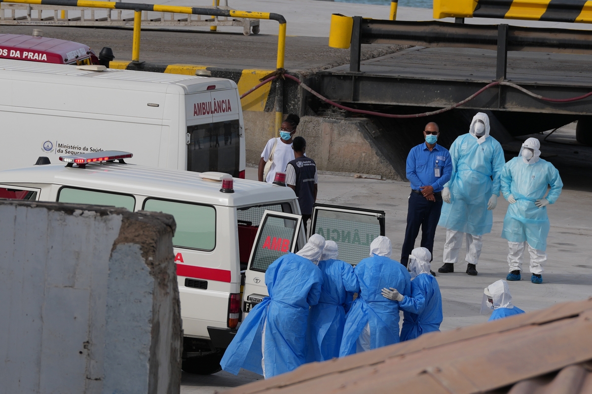 Trabajadores de salud con trajes de protección evacúan pacientes del crucero MV Hondius en una ambulancia en puerto Praia, en Cabo Verde, el miércoles 6 de mayo de 2026. (AP Foto/Misper Apawu)