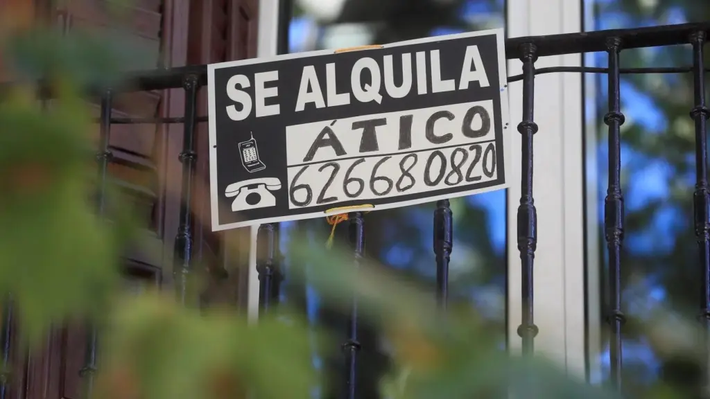 Cartel de alquiler sobre vivienda. EFE