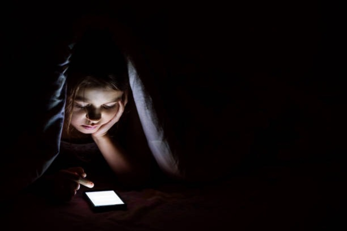 Especialistas recomiendan apagar pantallas antes de dormir, mantener horarios regulares y evitar estimulantes para mejorar la calidad del sueño - crédito iStock