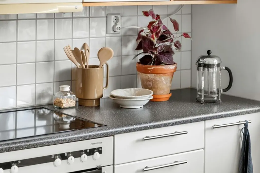 Adiós a la bayeta en tu vitrocerámica: el truco del papel de cocina para ahorrar luz