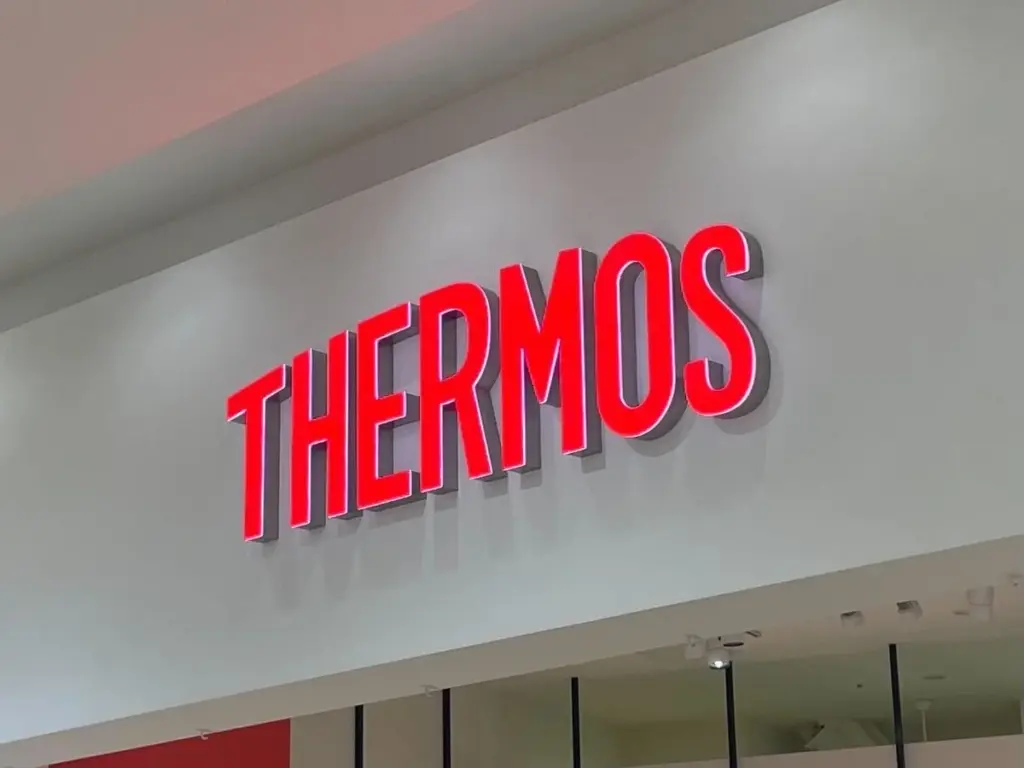 Adiós al agua tibia: el Thermos JOM-500TSS que mantiene el hielo 24 horas