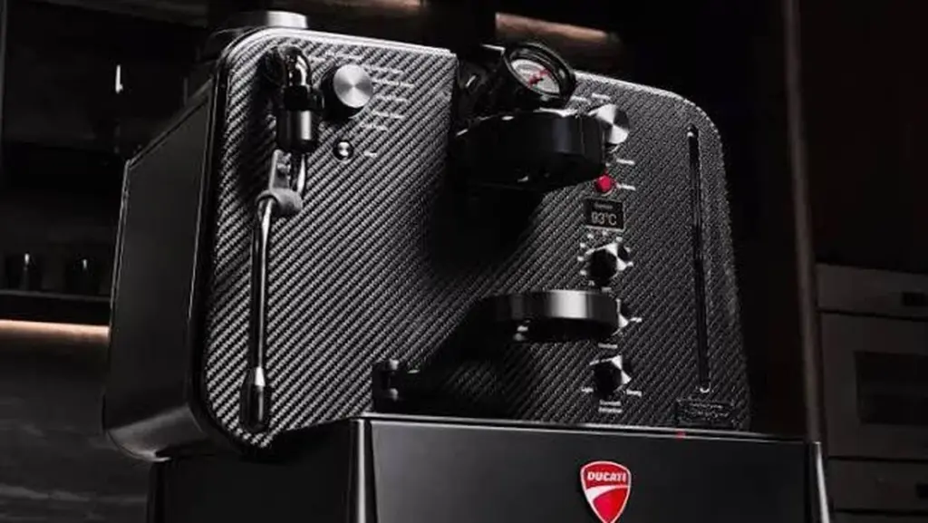 Adiós a las cafeteras de plástico: así es la Ducati Barista M3 1926 Limited Edition Carbon Fiber