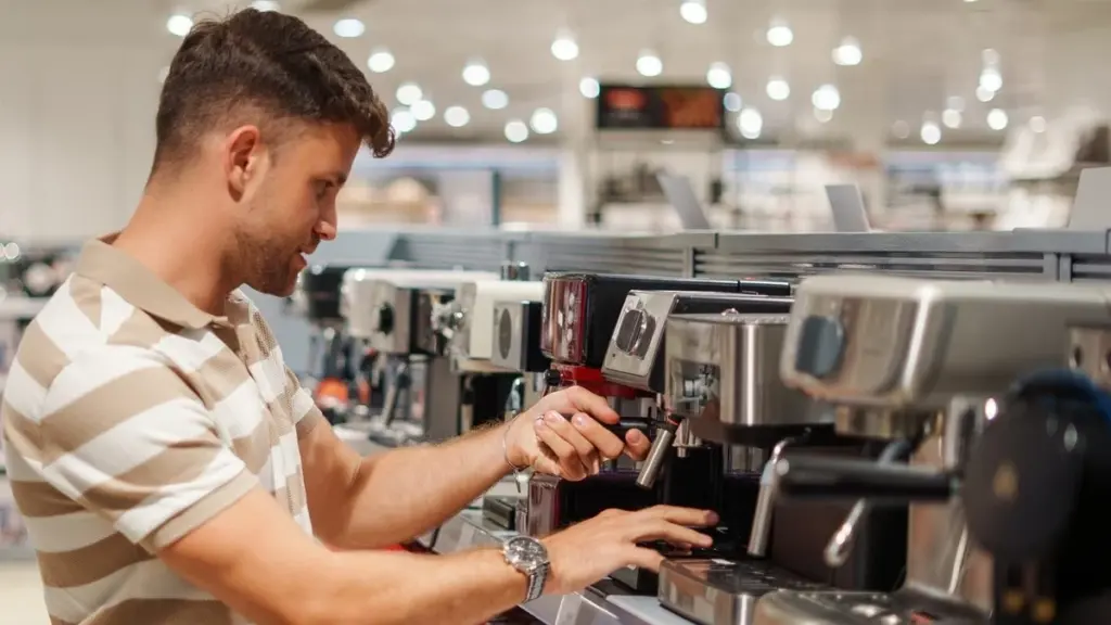 Adiós a las cápsulas: ahorra 400€ con la Magnifica Plus ECAM320.70.TB en Media Expert