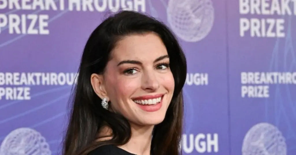 Adiós a las cocinas oscuras: el verde espuma de mar de Anne Hathaway cambia todo