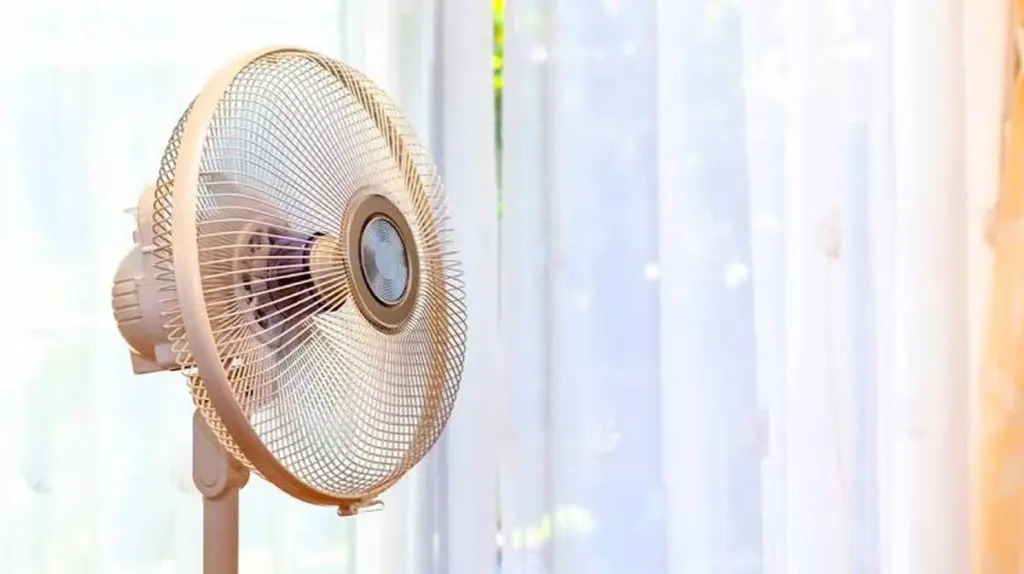 Adiós al calor: El truco físico para que tu ventilador enfríe como un aire acondicionado