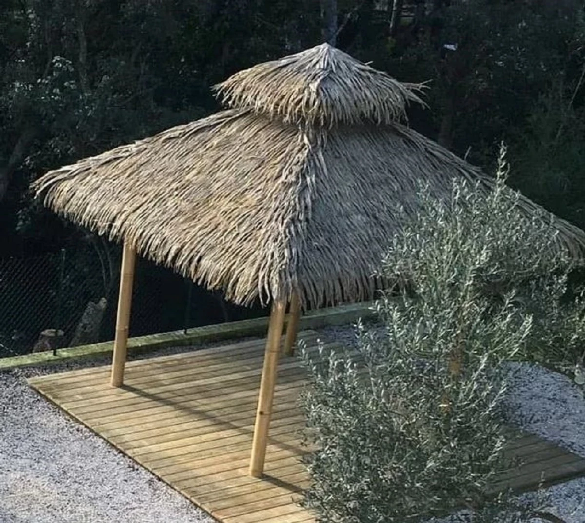 Adiós al calor en tu jardín: el cenador de bambú que enfría 4 grados - image 1