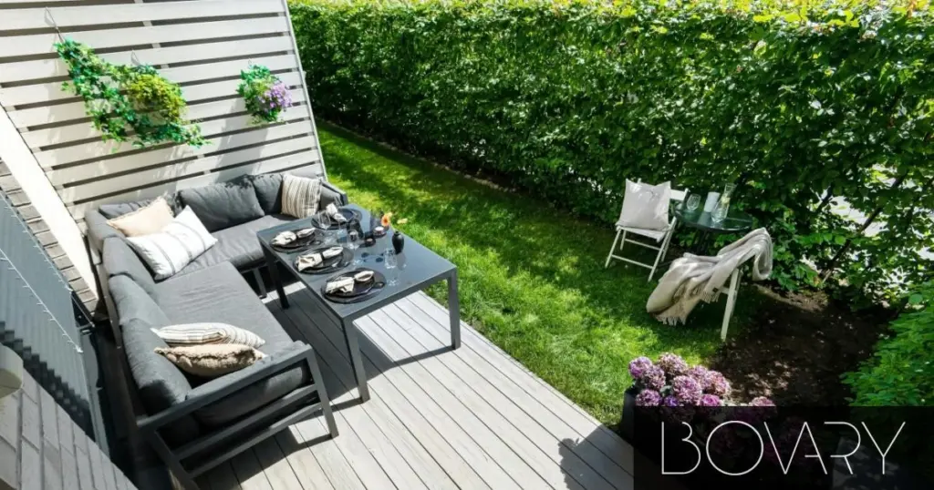 Adiós al césped artificial: 5 suelos para una terraza fresca y sin calor