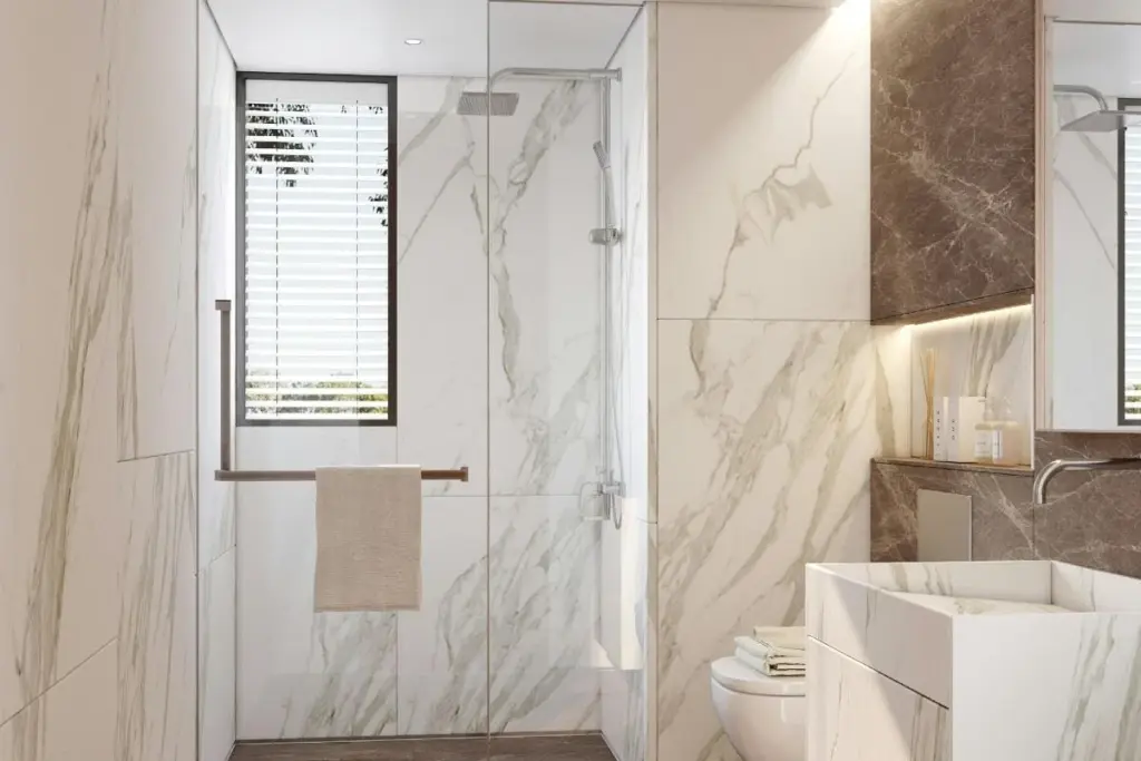 Adiós al cristal transparente: el vidro espejado duplica el tamaño de tus cabinas de ducha