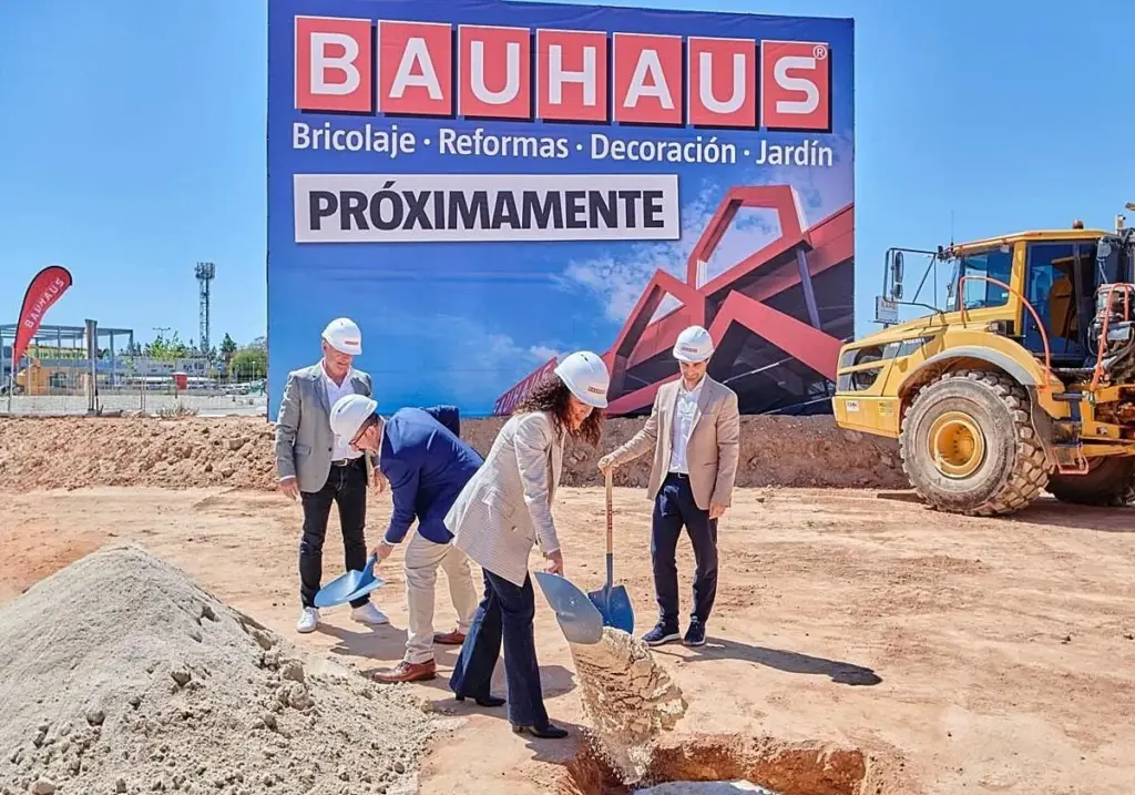 Adiós al desempleo en Torrevieja: el plan de Bauhaus para crear 250 puestos