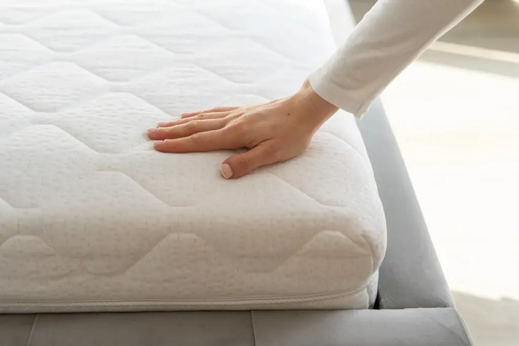 Adiós al dolor lumbar: el truco de Emma Sleep y Endy para dormir fresco