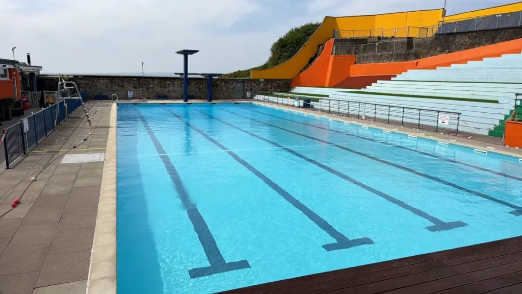 Adiós al gasoil: Portishead Open Air Pool y el secreto para calentar agua a 28°C