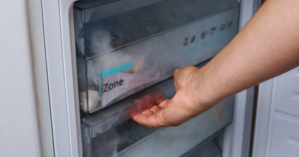 Adiós al hielo en el congelador: el truco del papel de aluminio para ahorrar un 20%